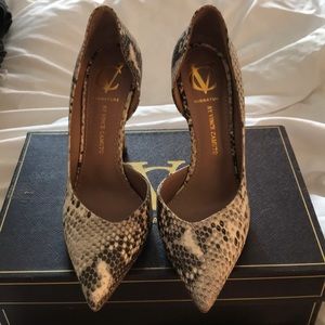 Vince Camuzo Signature Pumps